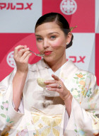 PEOPLE - Miranda Kerr wirbt für Miso-Produkte in Japan