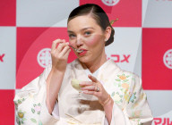 PEOPLE - Miranda Kerr wirbt für Miso-Produkte in Japan