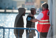NEWS - Spanien: Gerettete Flüchtlinge in Malaga