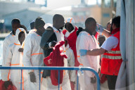 NEWS - Spanien: Gerettete Flüchtlinge in Malaga