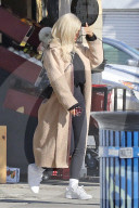 EXKLUSIV - Funkelt hier ein Verlobungsring an Kylie Jenner Ringfinger ?