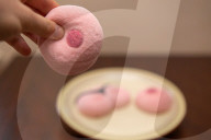 FEATURE - Süsse Versuchung: Schnäppchenladen verkauft anstössige Marshmallows