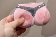 FEATURE - Süsse Versuchung: Schnäppchenladen verkauft anstössige Marshmallows