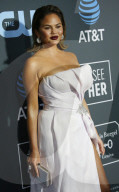 PEOPLE - Chrissy Teigen mit John Legend an den Annual Critics' Choice Awards Los Angeles