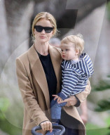 EXKLUSIV - Rosie Huntington-Whiteley mit klein Jack in LA unterwegs