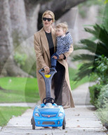 EXKLUSIV - Rosie Huntington-Whiteley mit klein Jack in LA unterwegs