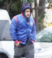 EXKLUSIV -  Ben Affleck im Schlabber-Siff-Look im regnerischen Brentwood unterwegs