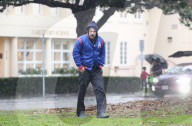 EXKLUSIV -  Ben Affleck im Schlabber-Siff-Look im regnerischen Brentwood unterwegs