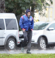 EXKLUSIV -  Ben Affleck im Schlabber-Siff-Look im regnerischen Brentwood unterwegs