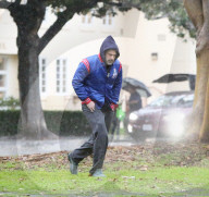 EXKLUSIV -  Ben Affleck im Schlabber-Siff-Look im regnerischen Brentwood unterwegs