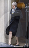 NEWS - Theresa May verlässt die Downing Street 10 in London