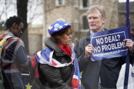 NEWS - Brexit: Demonstranten vor dem Parlament mit Brexit-Abstimmung zufrieden