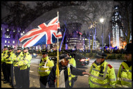 NEWS - Brexit: Demonstranten vor dem Parlament mit Brexit-Abstimmung zufrieden