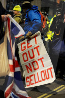 NEWS - Brexit: Demonstranten vor dem Parlament mit Brexit-Abstimmung zufrieden