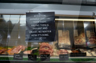 FEATURE - Kein glückliches Fleisch: Vegane Aktivisten stürmen einen ethischen Supermarkt