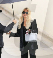 PEOPLE - Khloe Kardashian verlässt mit einem Schirmständer die Studios in Agoura Hills