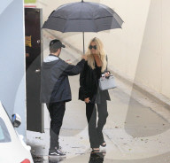 PEOPLE - Khloe Kardashian verlässt mit einem Schirmständer die Studios in Agoura Hills