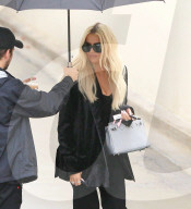 PEOPLE - Khloe Kardashian verlässt mit einem Schirmständer die Studios in Agoura Hills