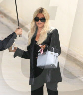PEOPLE - Khloe Kardashian verlässt mit einem Schirmständer die Studios in Agoura Hills