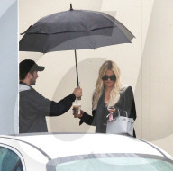 PEOPLE - Khloe Kardashian verlässt mit einem Schirmständer die Studios in Agoura Hills