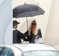 PEOPLE - Khloe Kardashian verlässt mit einem Schirmständer die Studios in Agoura Hills