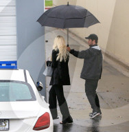 PEOPLE - Khloe Kardashian verlässt mit einem Schirmständer die Studios in Agoura Hills