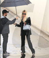 PEOPLE - Khloe Kardashian verlässt mit einem Schirmständer die Studios in Agoura Hills