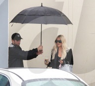 PEOPLE - Khloe Kardashian verlässt mit einem Schirmständer die Studios in Agoura Hills