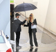 PEOPLE - Khloe Kardashian verlässt mit einem Schirmständer die Studios in Agoura Hills