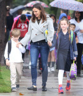 PEOPLE - Jennifer Garner bekommt nasse Füsse