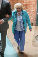 EXKLUSIV - Betty White: Mit 97 Jahren noch gut im Schuss