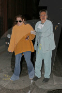 EXKLUSIV - Lisa Marie Presley wird beim Verlassen des Spitals gestŸtzt