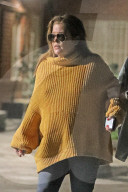 EXKLUSIV - Lisa Marie Presley wird beim Verlassen des Spitals gestŸtzt