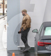 PEOPLE - Kanye West im regnerischen L.A. unterwegs