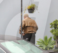 PEOPLE - Kanye West im regnerischen L.A. unterwegs