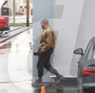 PEOPLE - Kanye West im regnerischen L.A. unterwegs