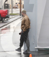 PEOPLE - Kanye West im regnerischen L.A. unterwegs