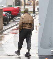 PEOPLE - Kanye West im regnerischen L.A. unterwegs