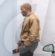 PEOPLE - Kanye West im regnerischen L.A. unterwegs