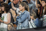 PEOPLE - Australian Open: Taylor Fritz gegen Roger Federer - Mirka mit ihrer Tochter in der Zuschauerbox