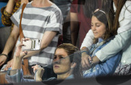 PEOPLE - Australian Open: Taylor Fritz gegen Roger Federer - Mirka mit ihrer Tochter in der Zuschauerbox