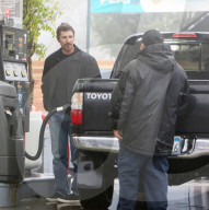 EXKLUSIV - Christian Bale tankt sein Auto auf
