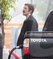 EXKLUSIV - Christian Bale tankt sein Auto auf
