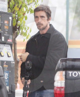 EXKLUSIV - Christian Bale tankt sein Auto auf