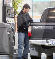 EXKLUSIV - Christian Bale tankt sein Auto auf