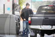 EXKLUSIV - Christian Bale tankt sein Auto auf