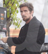 EXKLUSIV - Christian Bale tankt sein Auto auf
