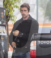 EXKLUSIV - Christian Bale tankt sein Auto auf