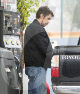 EXKLUSIV - Christian Bale tankt sein Auto auf