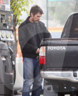 EXKLUSIV - Christian Bale tankt sein Auto auf